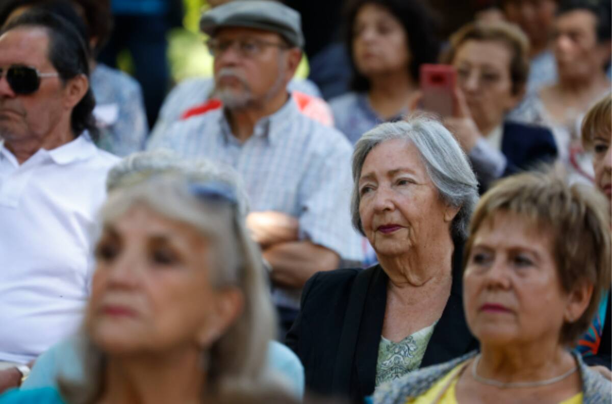 Adultos mayores de todo Chile pueden cobrar bono de $98.000 mensuales de por vida: Estos son los requisitos