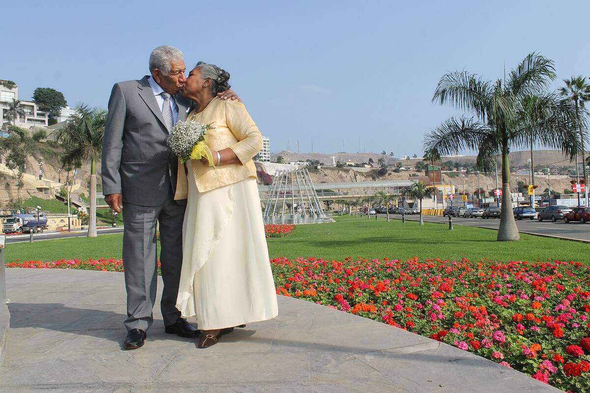 Uno de los aportes para personas de la tercera edad son el Bono Bodas de Oro tras acreditar 50 años de matrimonio.