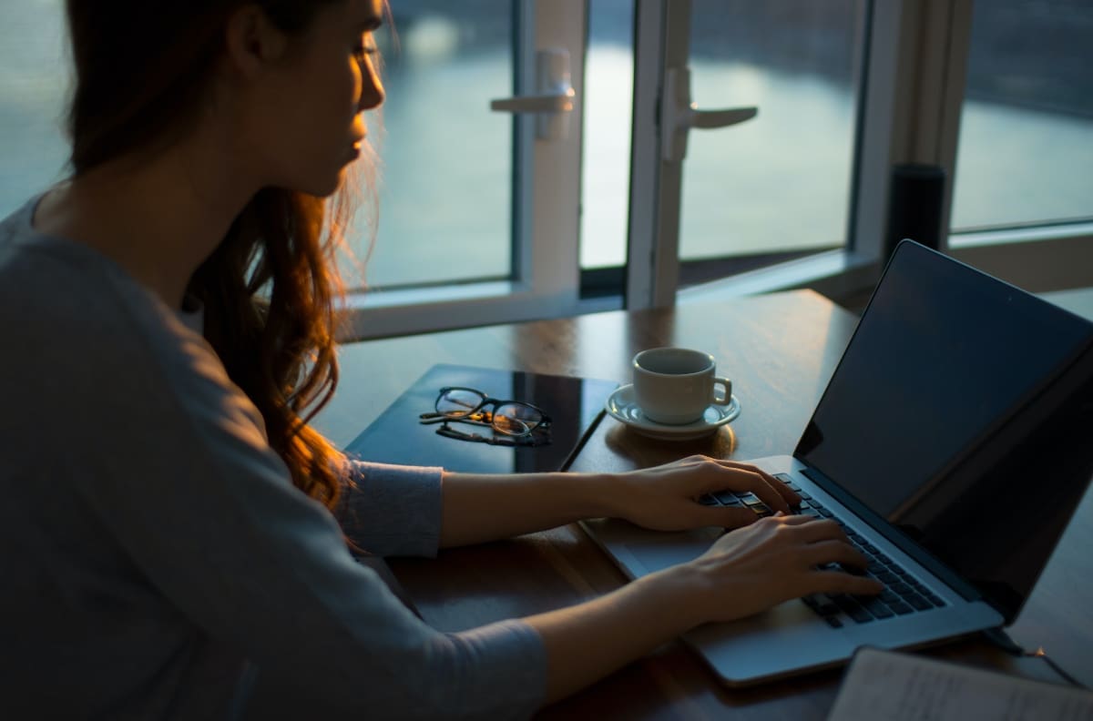 Algunos entregan hasta $570 mil: Revisa si puedes recibir estos 6 beneficios destinados a mujeres
