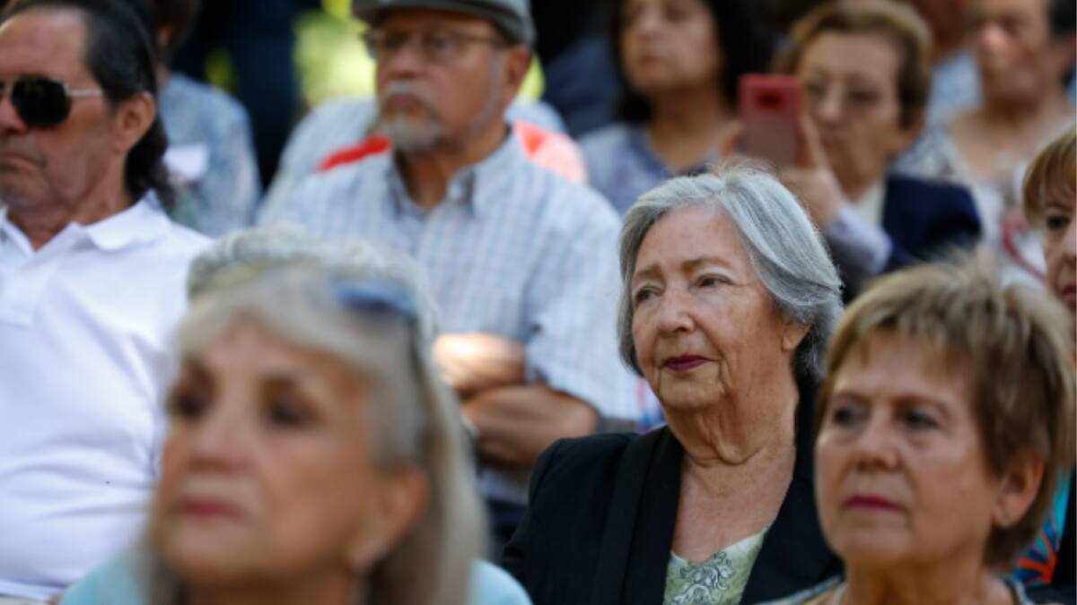 Adultos mayores pueden optar a bono de $98.000 mensuales de por vida: Estos son los requisitos