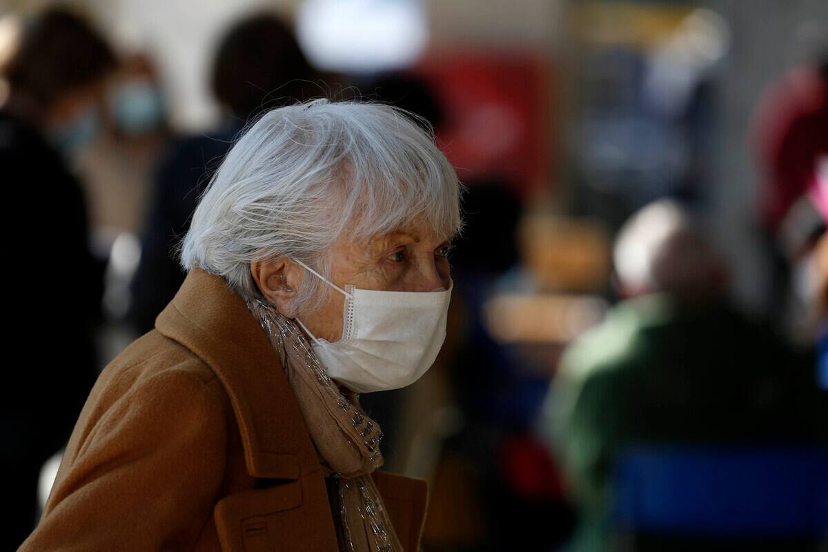 Revisa cuáles son algunos bonos destinados a los adultos mayores. Créditos: ATON.