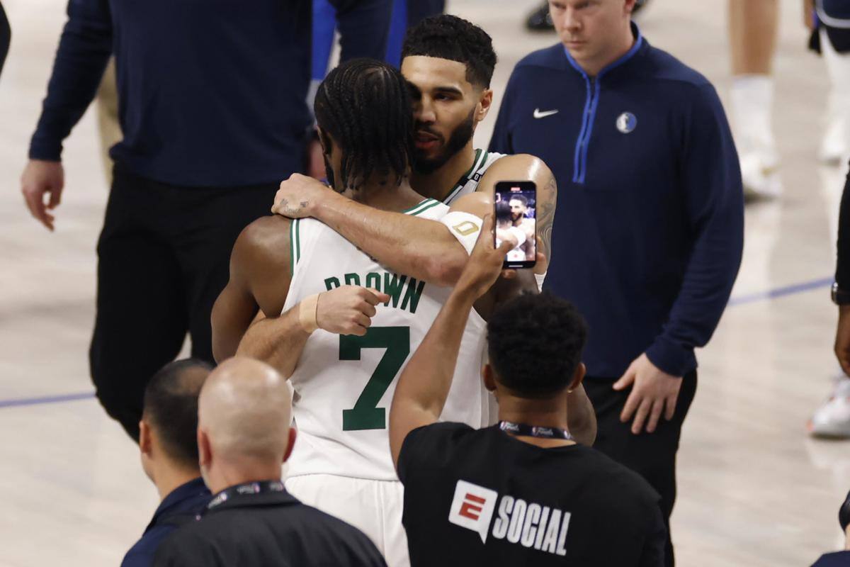 Boston Celtics quedó ad portas del título y estiró a 7-0 su racha de triunfos consecutivos como visitantes. (Foto: EFE)