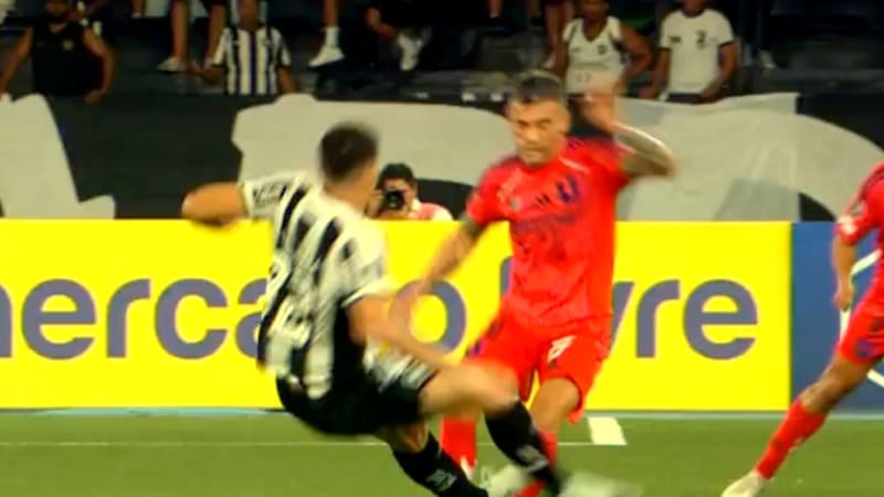 ¡Entrada criminal a Aránguiz! Botafogo se queda con uno menos ante U. de Chile tras esta expulsión