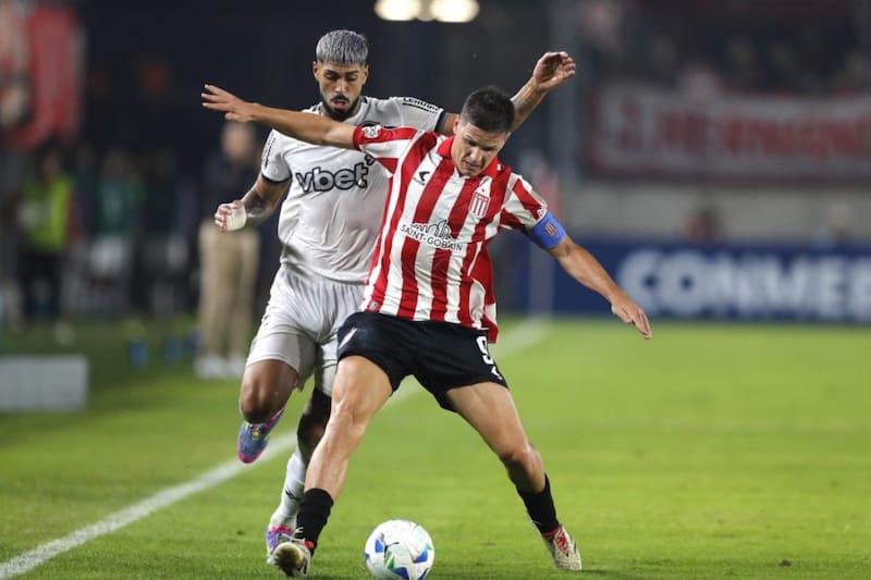 chocan por Copa Libertadores. Foto: EFE.