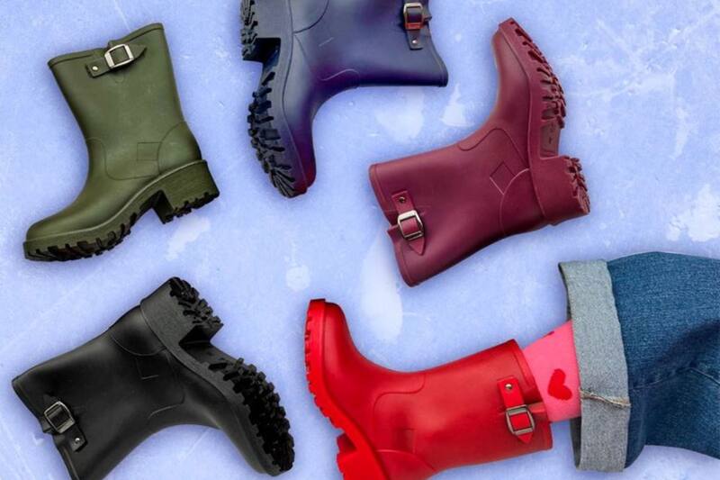Revisa los mejores descuentos en zapatos para la lluvia.