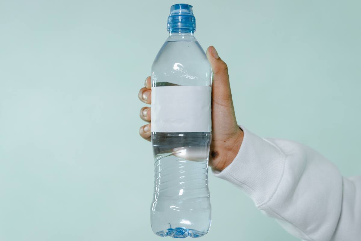 Conoce cuáles son las razones para no utilizar nuevamente la botella de agua desechable.
