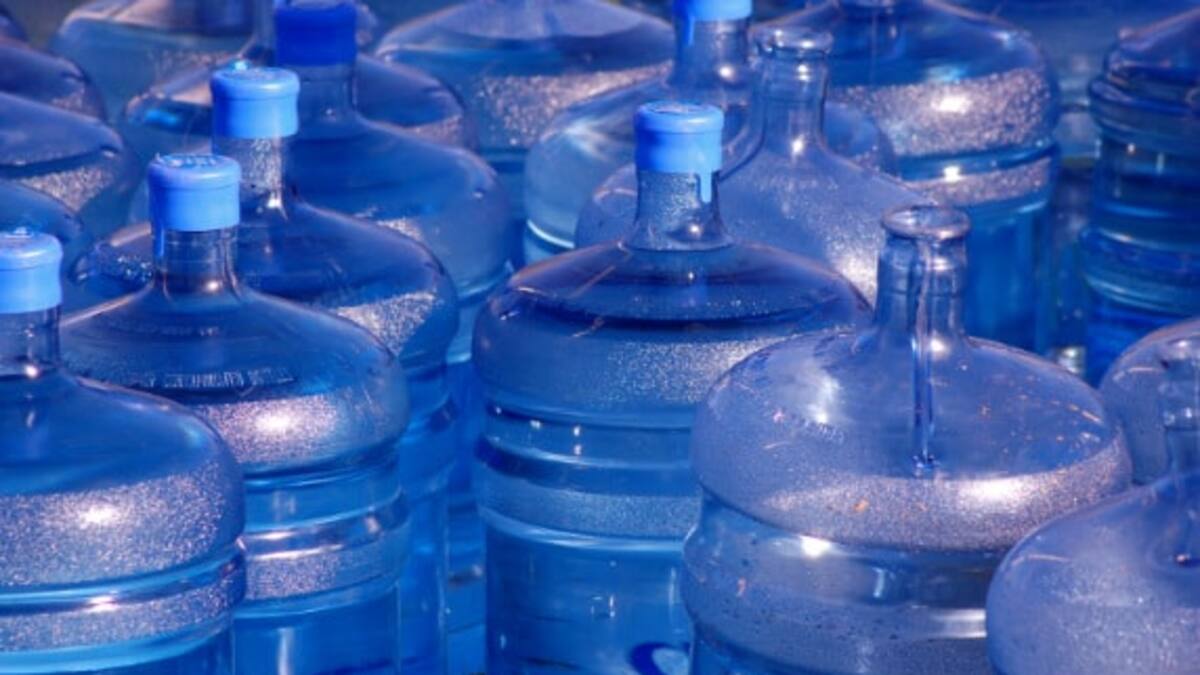 Toma asiento antes de descubrir por qué todo el mundo está guardando los botellones de agua