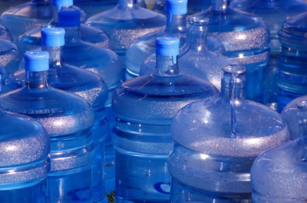 Toma asiento antes de descubrir por qué todo el mundo está guardando los botellones de agua