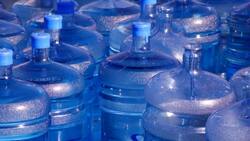 Toma asiento antes de descubrir por qué todo el mundo está guardando los botellones de agua