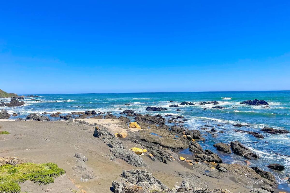 A poco más de tres horas de Santiago, esta caleta deslumbra a sus visitantes con sus bellas aguas que cambian del azul al gris dependiendo del clima. Créditos: Google Maps.