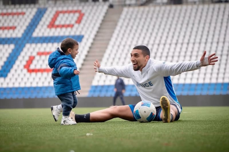 El jugador de la UC, junto a su hijo en el Claro Arena. Foto: @brancoampuero17.