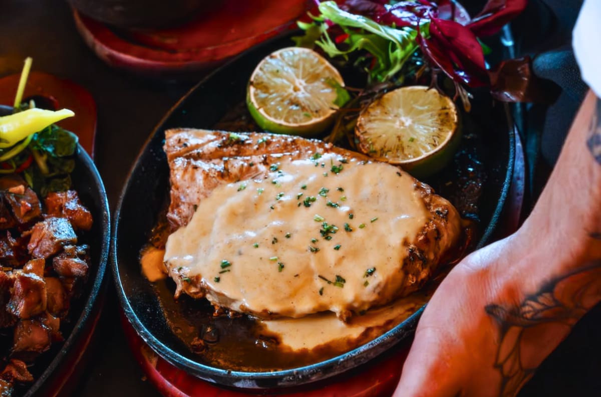 Parrillada al estilo criollo: el restaurante a 40 minutos de Santiago que ofrece cocina chilena y show ecuestre