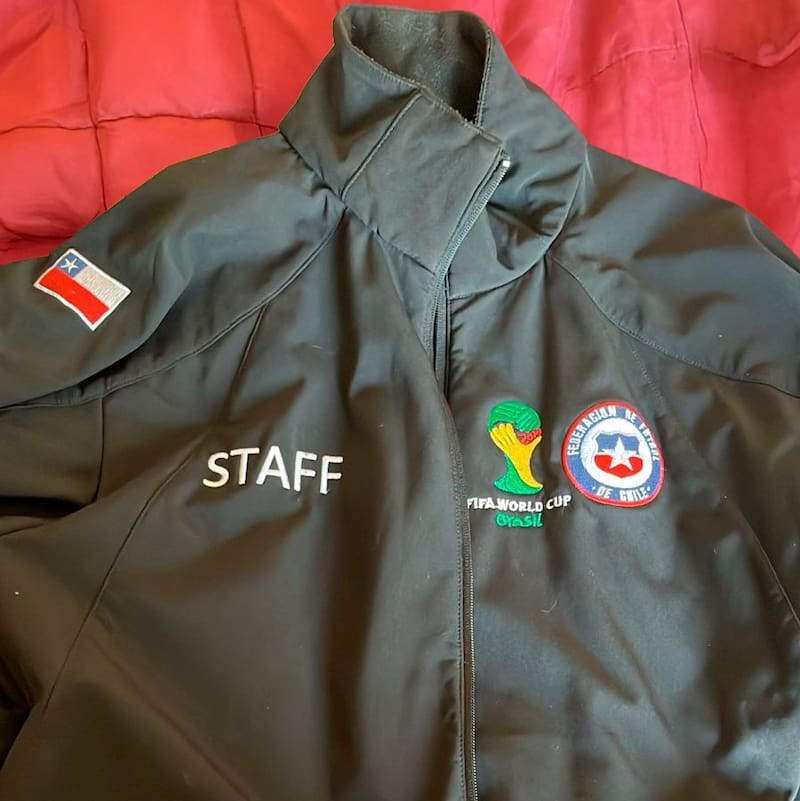 La chaqueta "marca chancho" que usó el personal de la Federación de Fútbol de Chile en la cita planetaria.