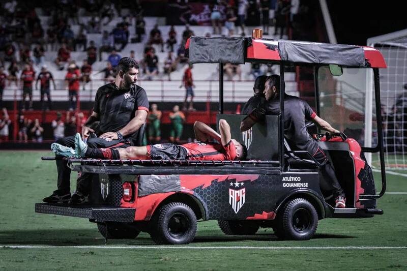 Ángelo Araos abandonó el campo de juego luego de sufrir una gravísima lesión.