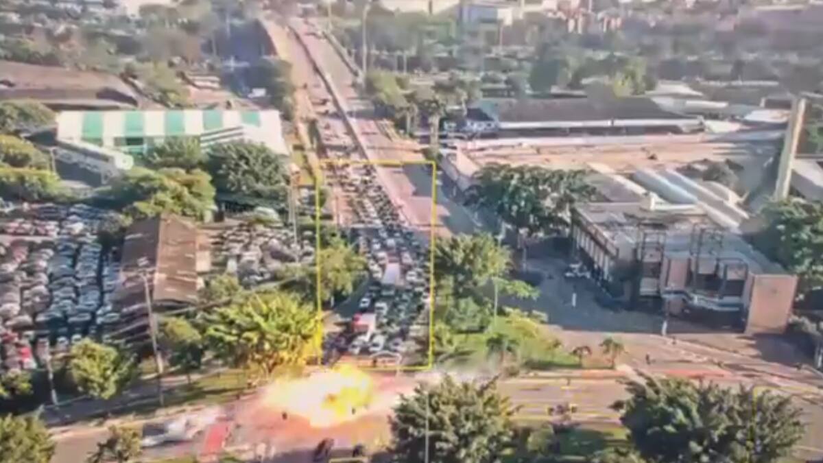 VIDEO | Impactante accidente en Brasil deja dos muertos: Avioneta cayó sobre importante avenida en São Paulo