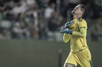 VIDEO | Arquero desata la locura en Brasil: marcó dos goles en un mismo partido