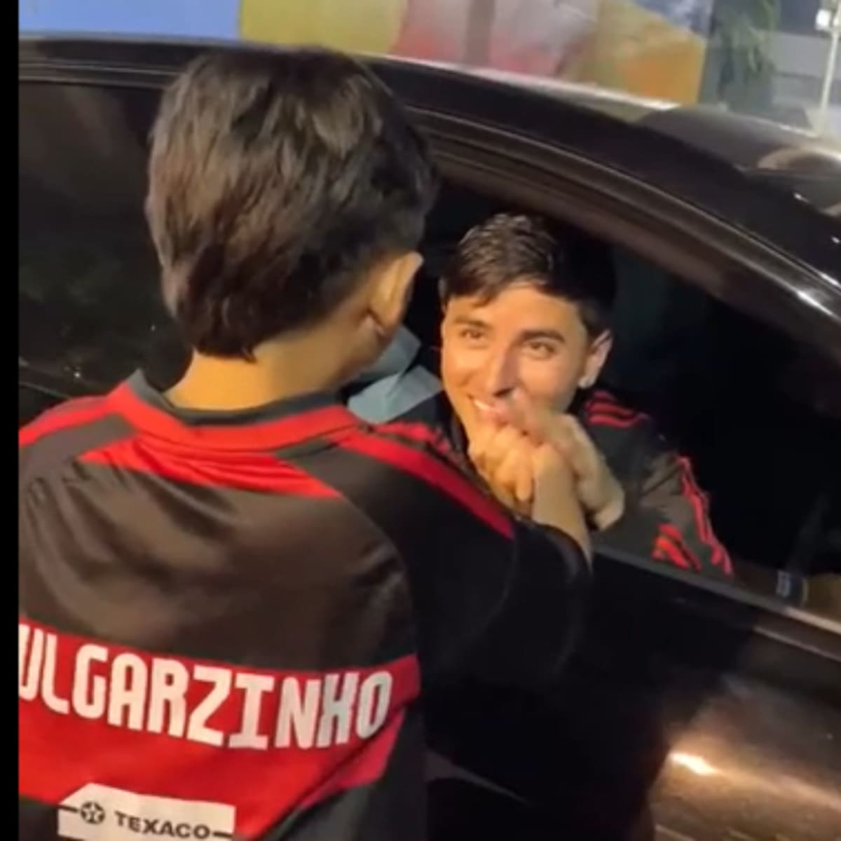 VIDEO | De Pulgar a Pulgarzinho: el chileno es crack en Flamengo y le cumple el sueño a un niño