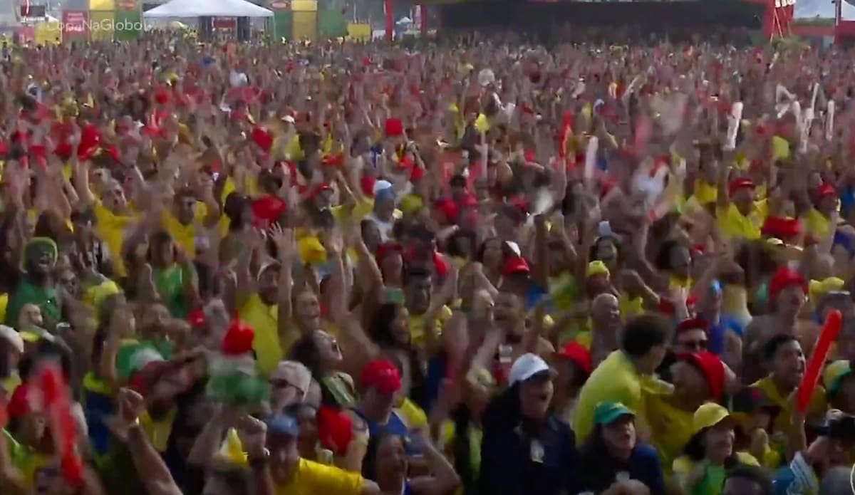 Hinchas de la Canarinha festejaron con todo el triunfo al último minuto en el Mundial. Foto: Captura.