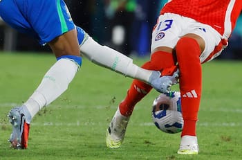 VIDEO | ¿Y el VAR? Nadie entiende por qué no expulsaron a Casemiro tras este violento pisotón a Loyola