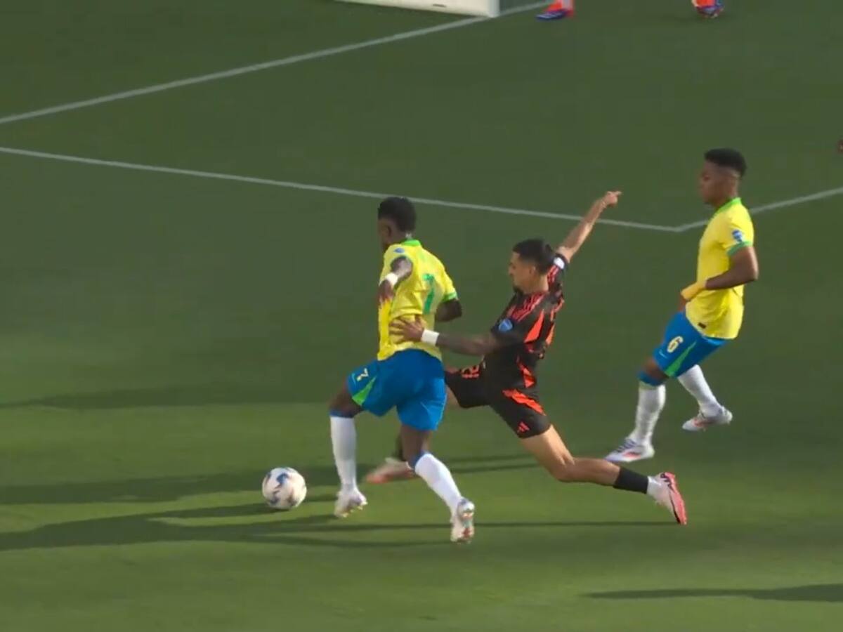 Daniel Muñoz bajó a Vinícius Júnior en el área colombiana y el VAR desestimó el cobro. Conmebol admitió el error.