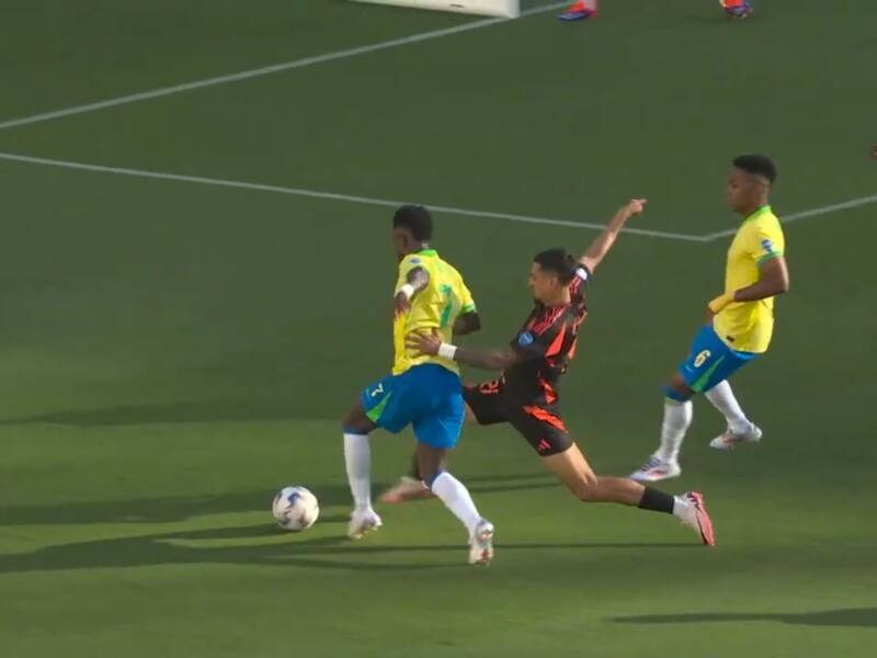 Daniel Muñoz bajó a Vinícius Júnior en el área colombiana y el VAR desestimó el cobro. Conmebol admitió el error.