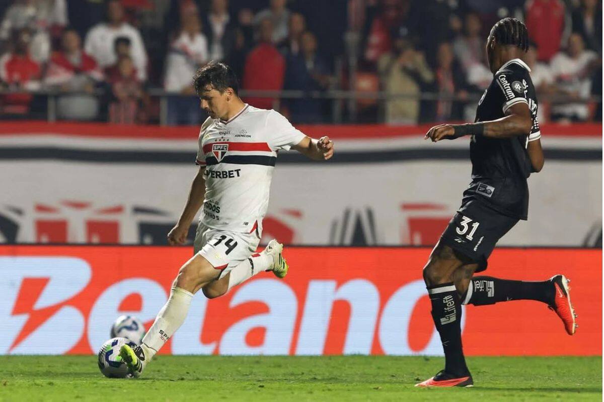 Gonzalo Tapia fue bien evaluado, pese a derrota de Sao Paulo ante Gremio. Foto: @gonza_tapiaa en Instagram.