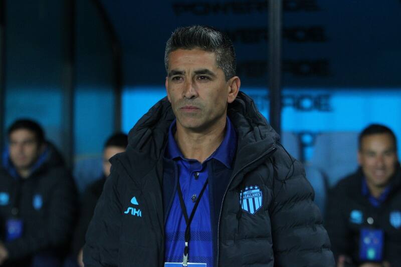 Braulio Leal dirigiendo a Magallanes