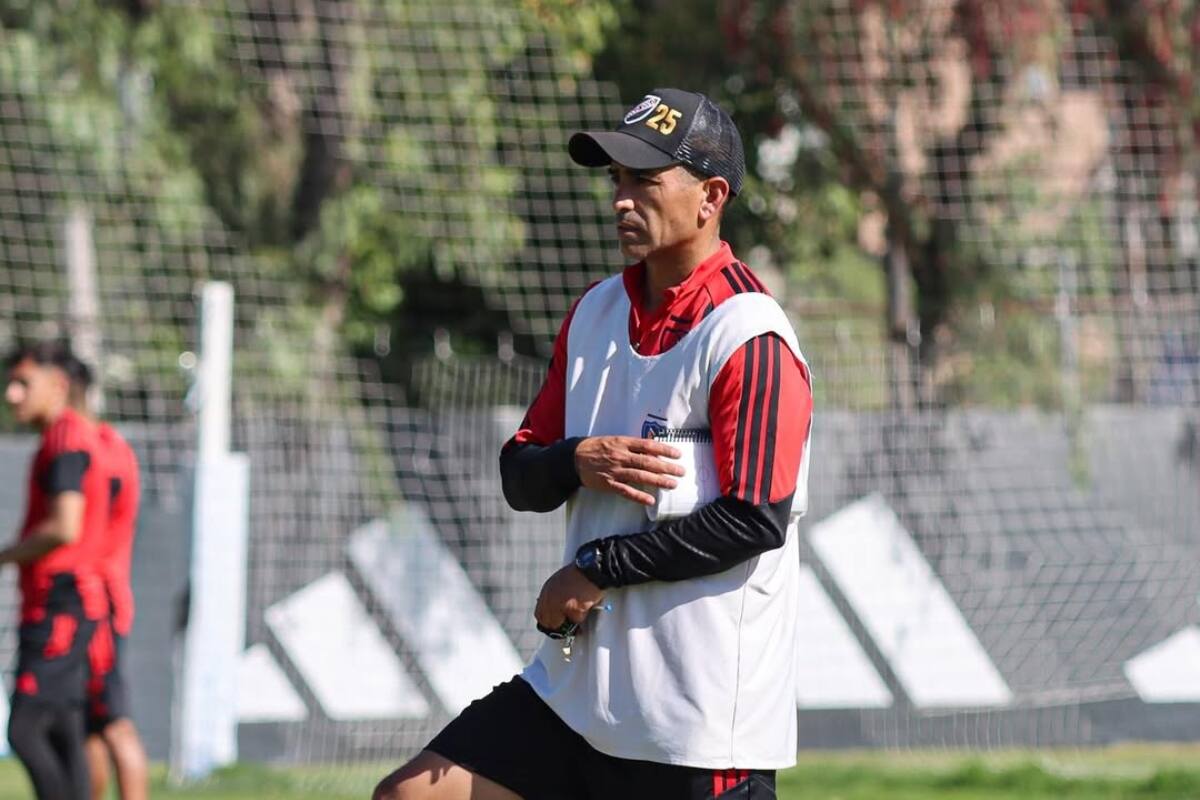 El DT viendo a la proyección de Colo Colo. Foto: Instagram @colocolofutboljoven