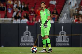 Claudio Bravo no descarta dedicarse a la política tras su retiro