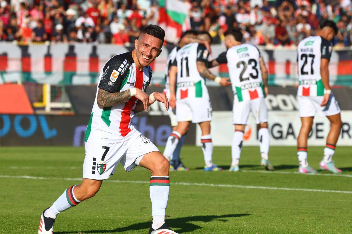 celebra gol ante la UC.