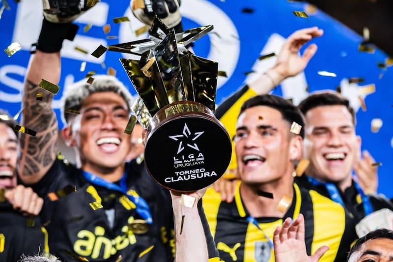 El portero se proclamó campeón del Torneo de Clausura del fútbol uruguayo. Foto: Peñarol