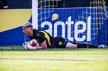 Así reaccionó la prensa uruguaya al debut de Brayan Cortés en el triunfo de Peñarol ante Nacional