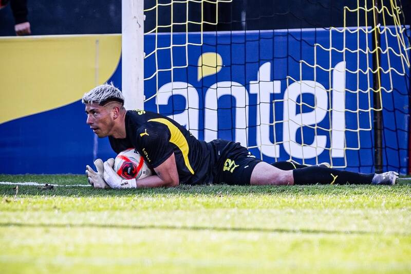 en su debut con Peñarol.