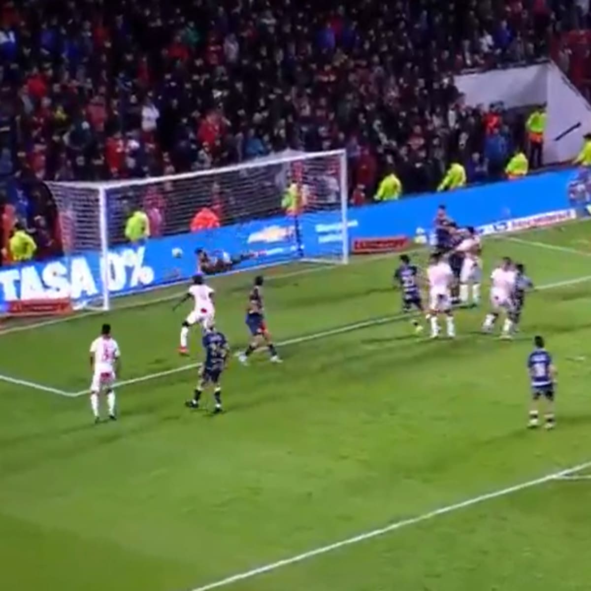 VIDEO | Lo aplaudieron de pie: impresionante doble atajada de Brayan Cortés deja vivo a Argentinos Juniors