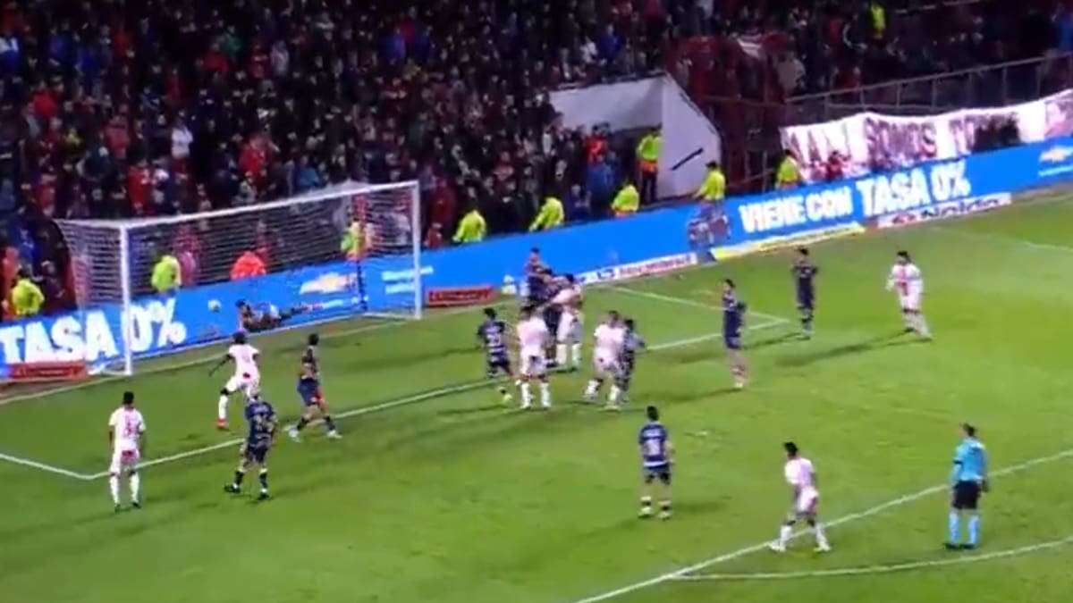 VIDEO | Lo aplaudieron de pie: impresionante doble atajada de Brayan Cortés deja vivo a Argentinos Juniors