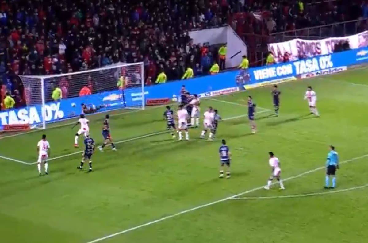 VIDEO | Lo aplaudieron de pie: impresionante doble atajada de Brayan Cortés deja vivo a Argentinos Juniors