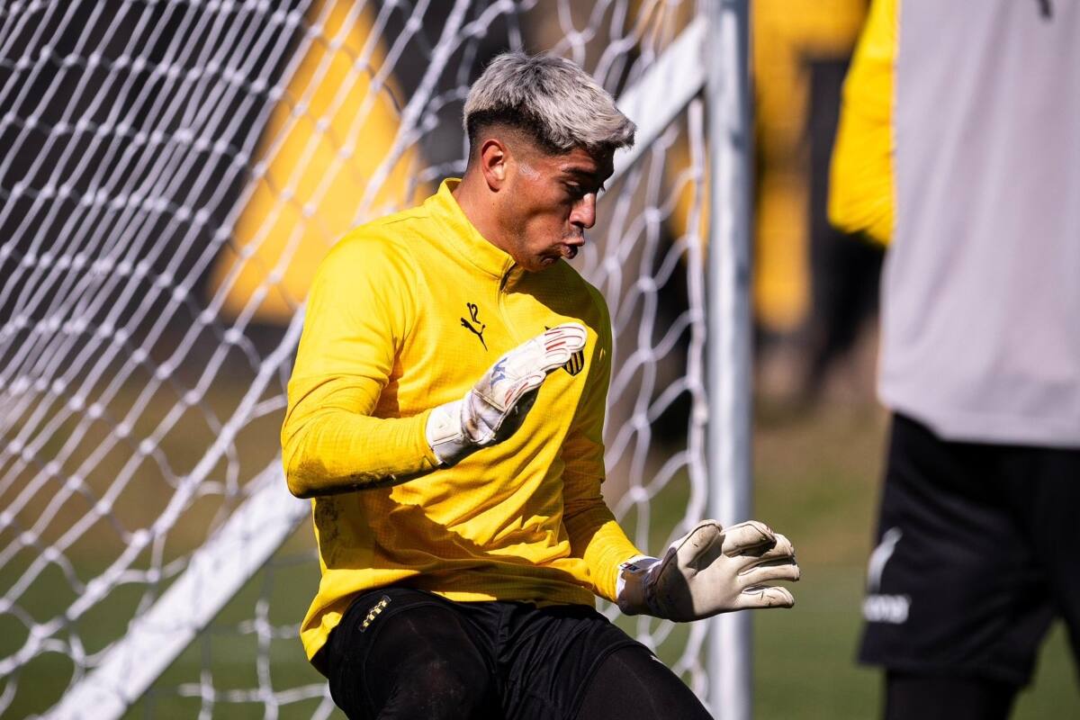 El golero chileno ya ha completado dos entrenamientos con Peñarol. Foto: X Peñarol