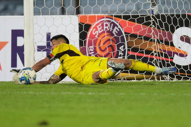 Brayan Cortés puede decirle adiós a la histórica camiseta amarilla de Colo Colo (Foto: Photosport)