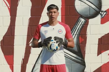 VIDEO | Con guiño a Colo Colo y al Bichi Borghi: Brayan Cortés fue presentado de esta manera en Argentina