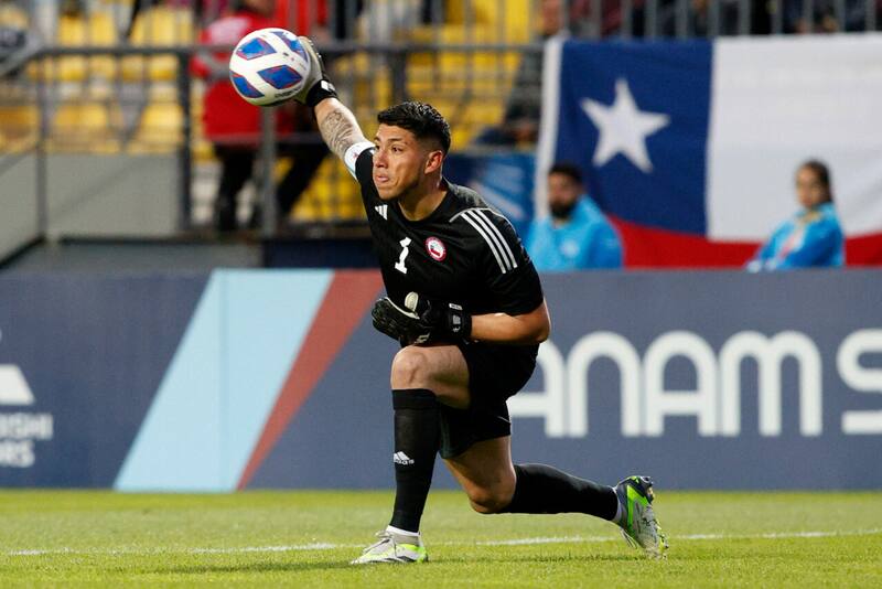 El golero defendiendo el arco de La Roja. (Foto: Photosport)