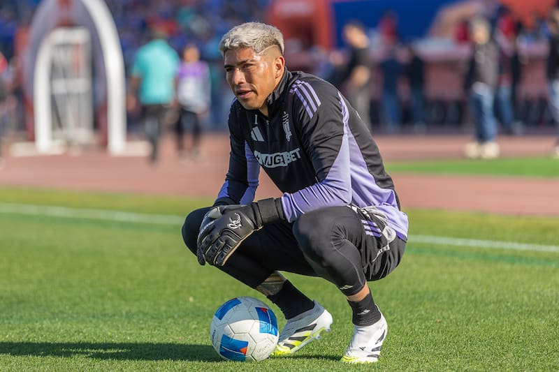 El portero debe volver a Colo Colo, pero la dirigencia no quiere su retorno. Foto: Felipe Escobedo.