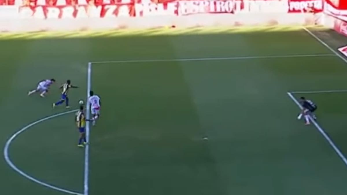 VIDEO | Brayan Cortés se luce en Argentina con esta tapada y es figura ante el Rosario de Vicente Pizarro