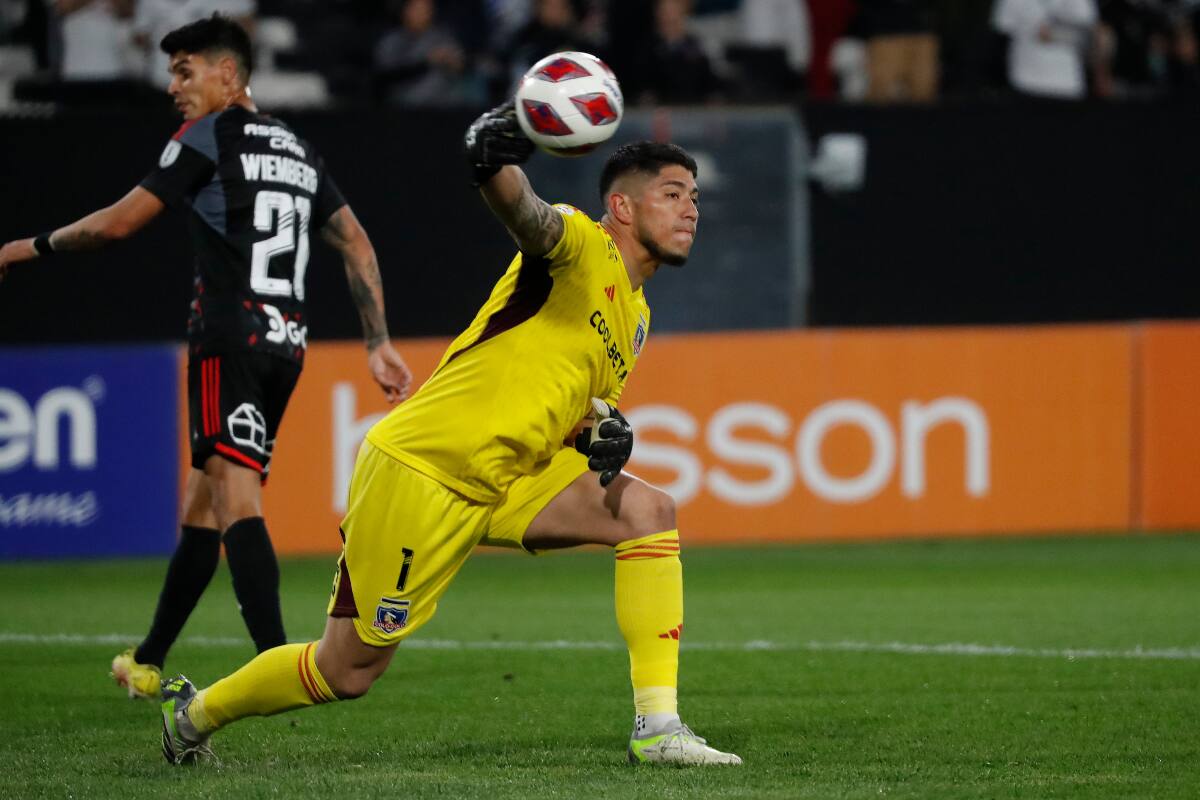 Brayan Cortés jugando por Colo Colo en el estadio Monumental (Foto: Aton)