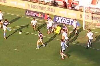 ¿Culpa de Brayan Cortés? El gol de la UC que abrió el triunfo sobre Colo Colo