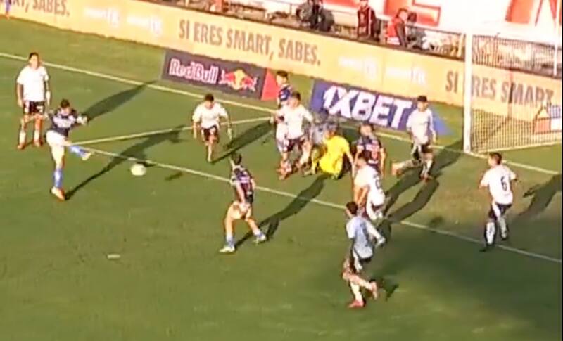 El golero de Colo Colo dejó un rebote en el área y Daniel González lo aprovechó.