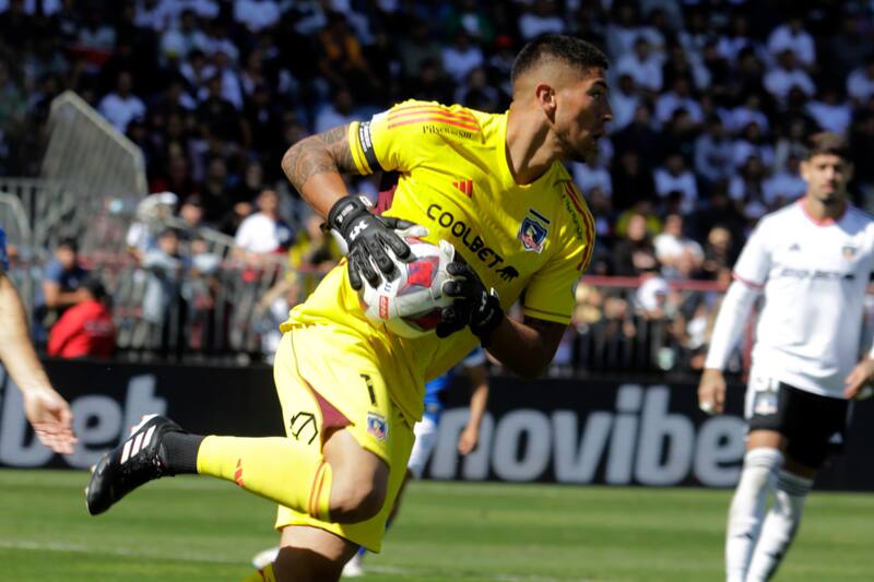 atajando por Colo Colo en 2023. Foto: Aton.