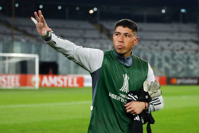 El arquero Brayan Cortés hace cuatro partidos que perdió la titularidad en Colo Colo y buscaría salir del cuadro popular. (Foto: Agencia Aton)