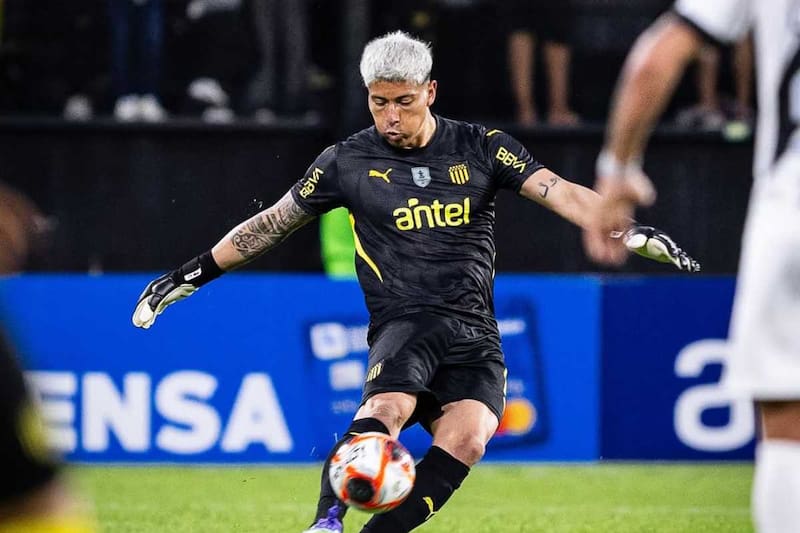 El portero se despidió de Peñarol, pero tampoco seguirá en Colo Colo. Foto: @oficialcap