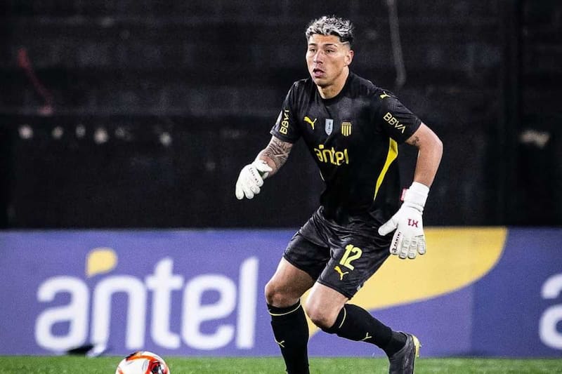 En Uruguay revelaron que el portero fue reservado por la Selección Chilena.