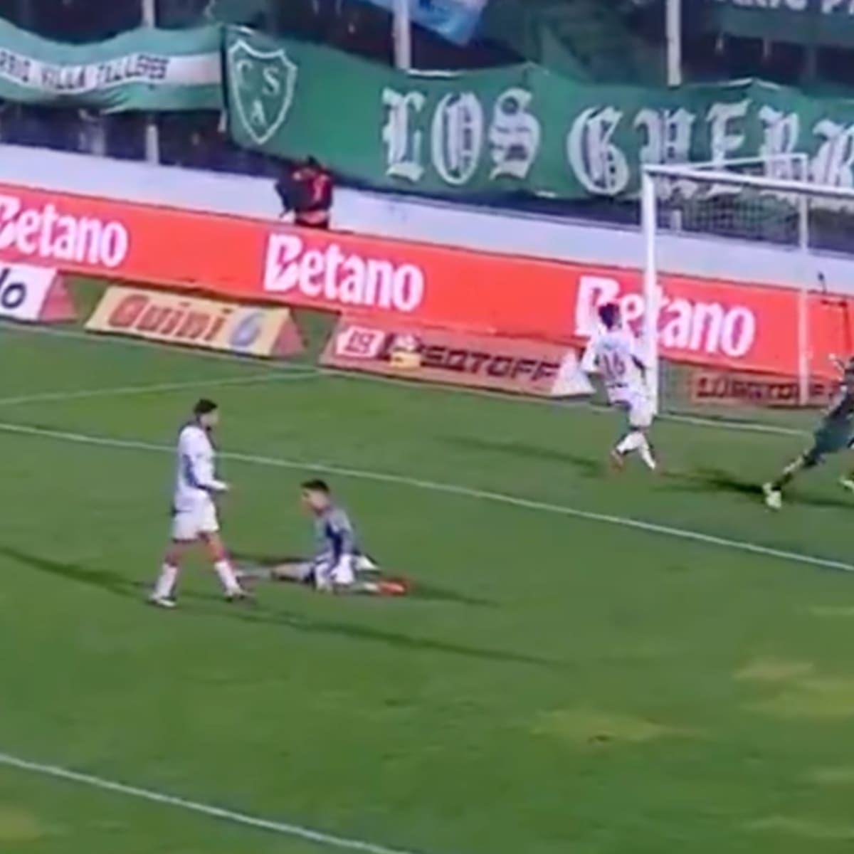VIDEO | Brayan Cortés sufre el primer gol del torneo en Argentina ante delantero con pasos en Chile